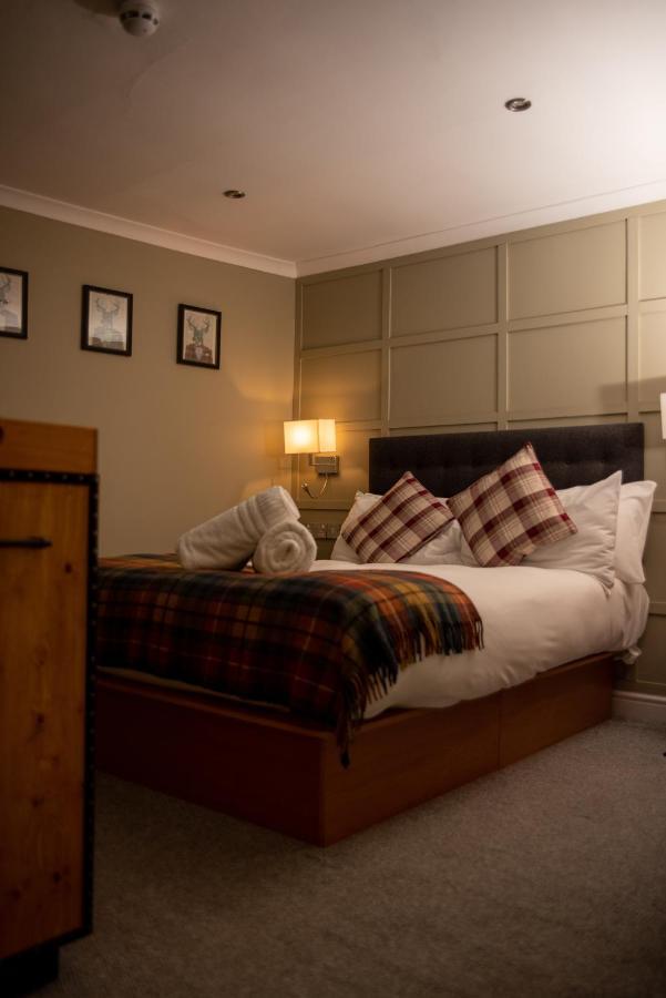 The Oak House Hotel Axbridge Exterior foto A bedroom at the hotel