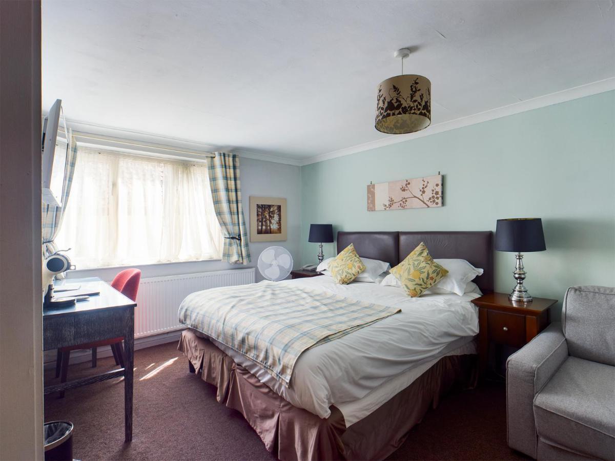 The Oak House Hotel Axbridge Exterior foto A bedroom at the hotel