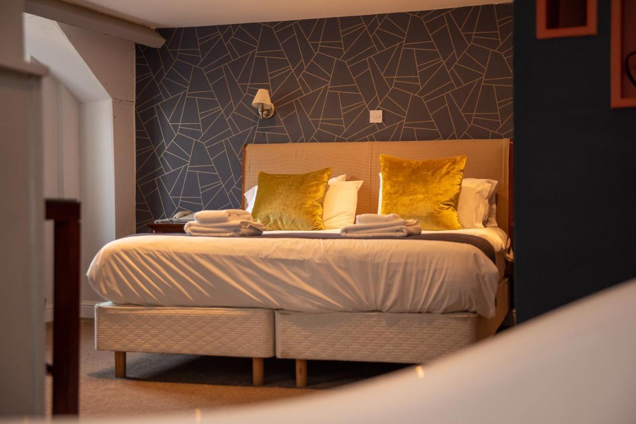 The Oak House Hotel Axbridge Exterior foto A bedroom at the hotel