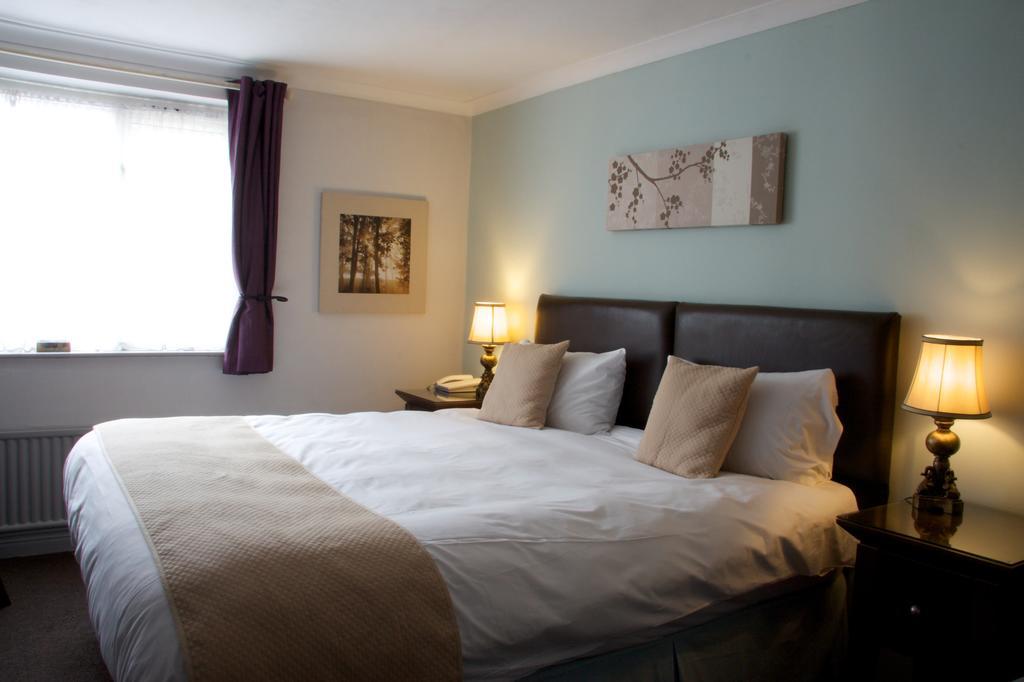 The Oak House Hotel Axbridge Exterior foto A bedroom at the hotel