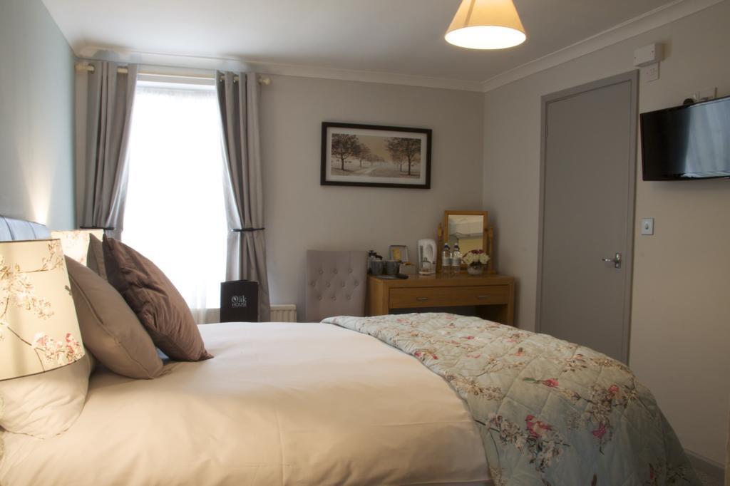The Oak House Hotel Axbridge Exterior foto A bedroom at the hotel