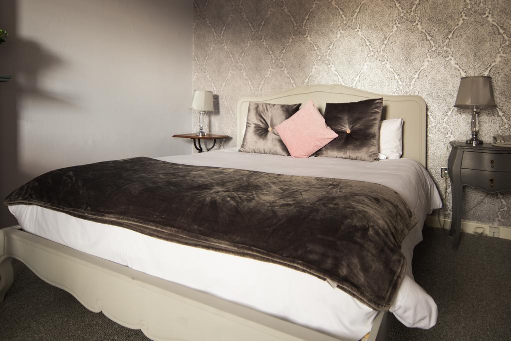 The Oak House Hotel Axbridge Exterior foto A mink throw