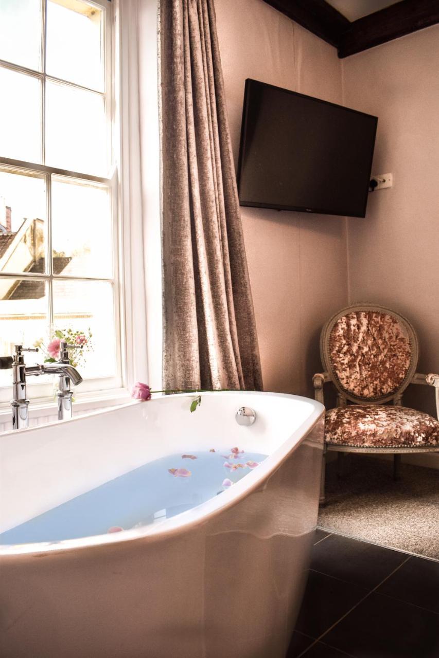 The Oak House Hotel Axbridge Exterior foto A bathroom at The Swan